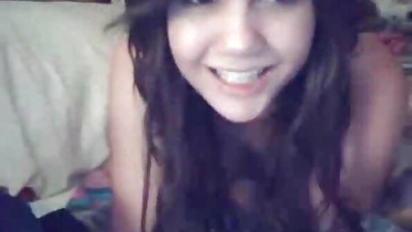 Uma gata filme pornô em português gostosa que tem seios grandes com linhas de bronzeado está sacudindo a bunda