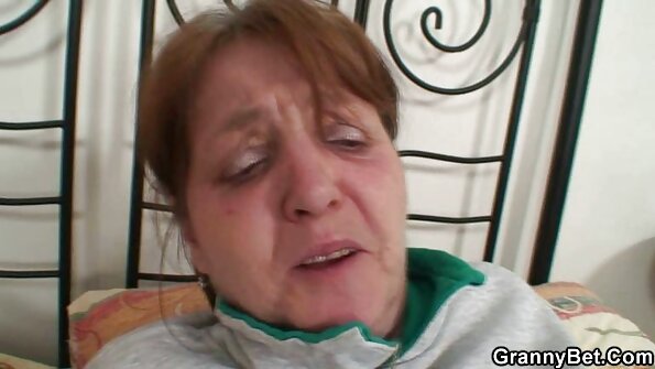 Uma loira com uma boca sexy está fazendo um boquete porno legendado em português no amante