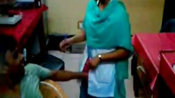 Uma loira de cabelo comprido fica vídeo de pornô brasileiro em português com um pau preso dentro da boca