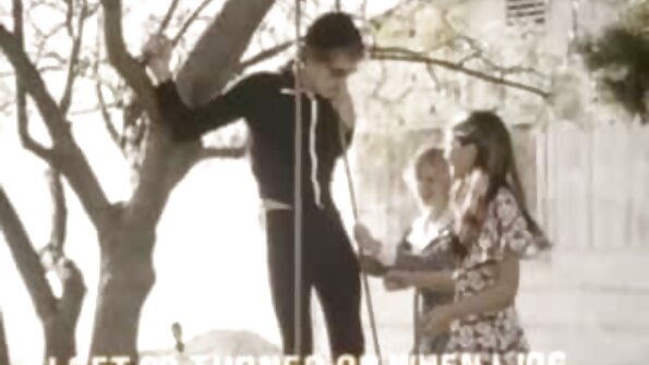 Uma bimbo loira está abrindo as filme de pornografia em português pernas para receber um pau