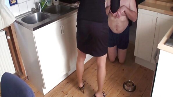 Uma loira que adora festa está metendo um pau vídeo pornô brasileiro em português na bucetinha molhada