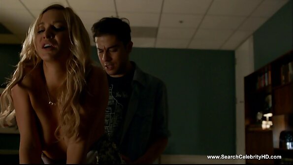 Fumadora de cigarros é comida filmes pornográficos português e fodida pelo namorado