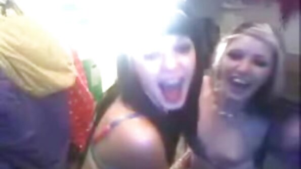 Uma garota com uma bela bunda redonda está sendo fodida com força em sua vídeo pornô brasileiro português buceta molhada