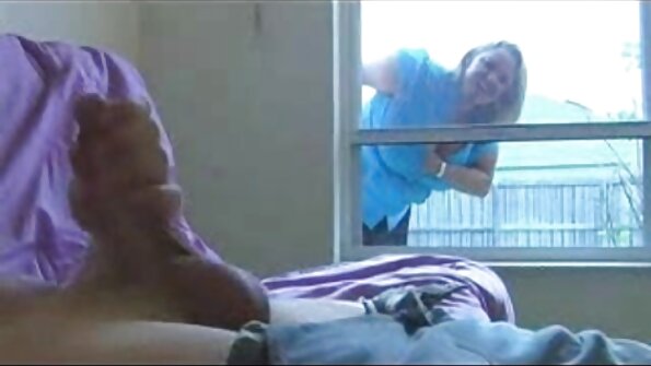 A secretária peituda se curva sobre a mesa para receber o pau do filmes porno gratis portugues chefe