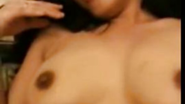 Uma vadia gostosa com uma bunda sexy está quero ver filme de pornô em português sendo penetrada analmente em um ménage à trois
