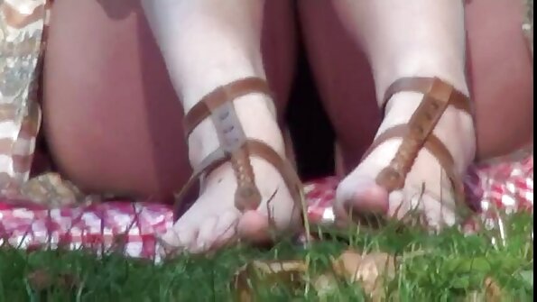 Amante com tinta fode o cu e a buceta da modelo adolescente filmes eroticos legendados em portugues no sofá vermelho