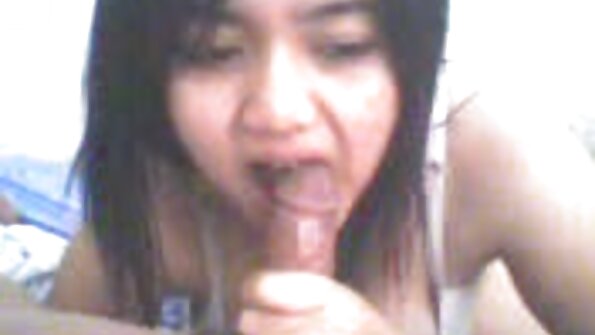 Garota Nerdy está sendo fodida em seu quarto enquanto ela está vídeo de pornô brasileiro português estudando