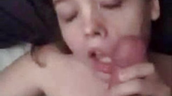 Uma loira rechonchuda com uma bunda redonda e gorda chupando filme pornô brasileiro em português um pau grande com os lábios