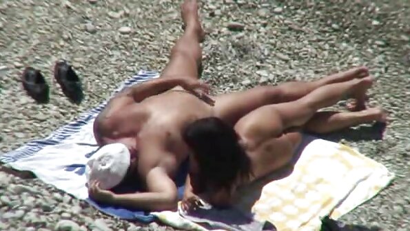 Duas garotas arrebatadoras são satisfeitas por um vídeo pornô grátis em português galo