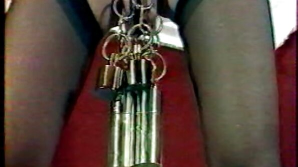 Loira gostosa com seios pequenos vídeo pornô brasileiro português e uma bunda magnífica está sendo fodida