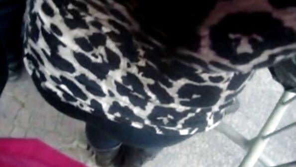 Bela jovem se ver filme pornô em português inclina para uma penetração anal profunda