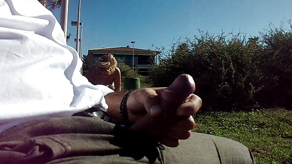 Uma filme pornô falando português morena adolescente com uma bela bunda redonda está sendo fodida analmente