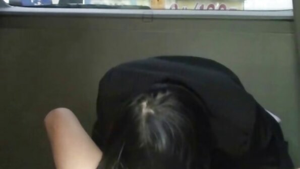 Uma vagabunda fofa é filmada por seu filmes porno gratis em portugues homem que está fodendo sua boceta