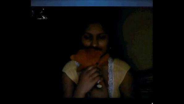 Estar com as bolas vídeo pornô em português brasileiro no fundo de sua jovem buceta raspada é perfeito