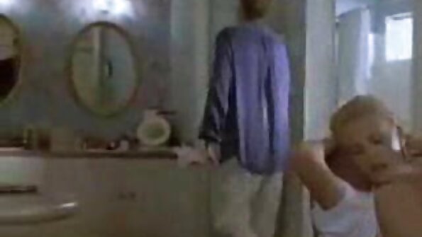 Homem atinge o regalo e a filme pornô dublado em português parte inferior da morena fazendo sexo no colchonete