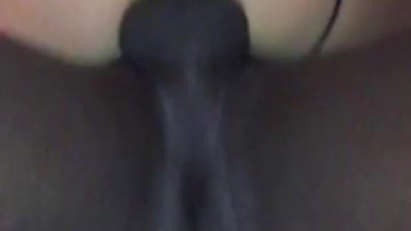 Uma morena coloca as mãos e a boca em um vídeo pornô português brasileiro grande pau duro