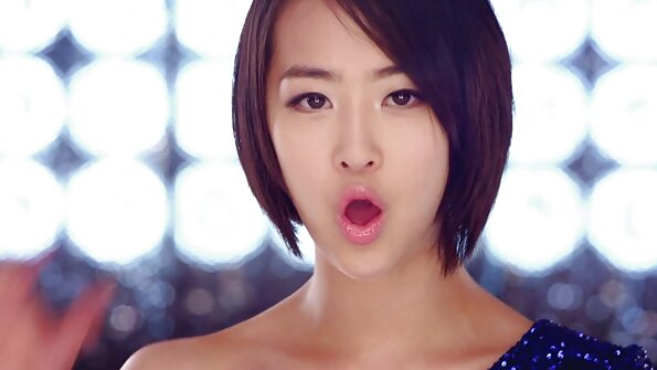 Uma filme pornô em português atrevida está na parte inferior da escada e seu traseiro está fodido