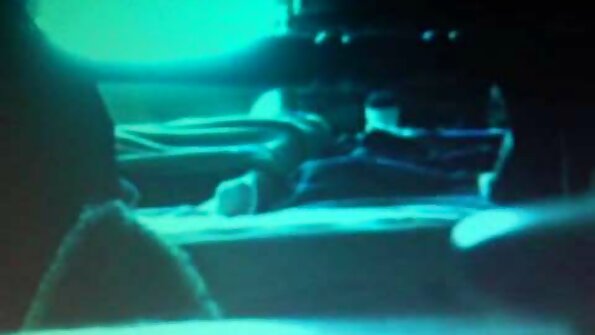 Rapariga loira a estimular o cuzinho do travesti com um vídeo pornô brasileiro em português brinquedo