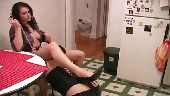 Uma morena que gosta filme de pornô português de ficar em forma está sendo fodida pelo treinador