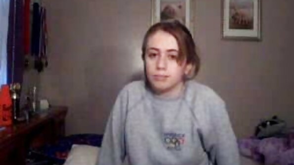 O homem fica feliz em filme pornô de português satisfazer a jovem vagabunda penetrando em seu cu