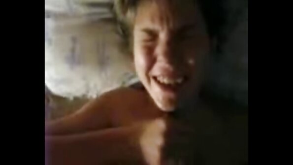 Uma linda garota com seios naturais está abrindo as filmes eroticos legendados em portugues pernas para foder