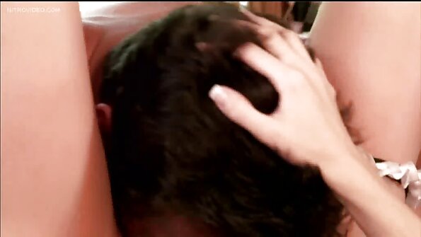 Três mulheres estão fazendo porno legendado em português sexo anal em um quarteto gostoso com um homem