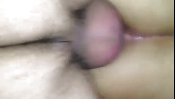Uma morena vídeo pornô brasileiro português de cabelos cacheados está sendo penetrada em sua boceta molhada