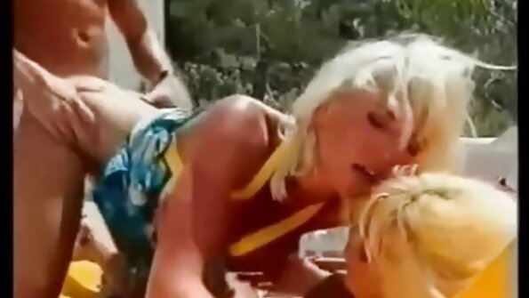 Uma ruiva filme porno em português com seios naturais está lidando com um pau com a cara