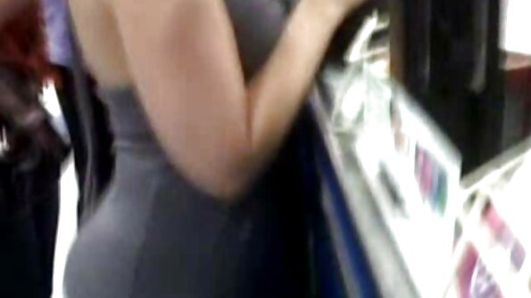 Uma garota negra com uma boca bonita está quero assistir filme de sexo em português chupando muito pau