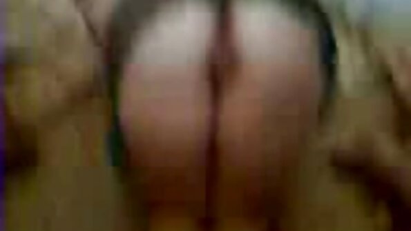 Uma morena com uma boca sexy fazendo um boquete na filme de pornô completo em português frente da câmera