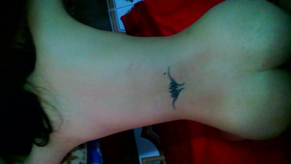 Garota peituda trai namorado desajeitado com filme de pornô em português seu melhor amigo