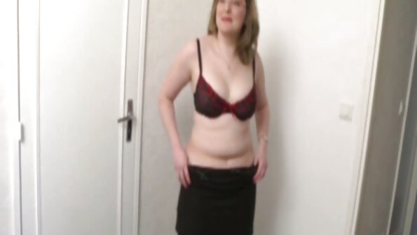 Uma morena vídeo pornô português grátis que adora ser esfregada está na mesa de massagem, emocionada