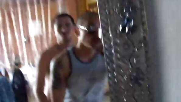 Latina com flores no cabelo dá pau na buceta vídeo de pornô brasileiro português milf