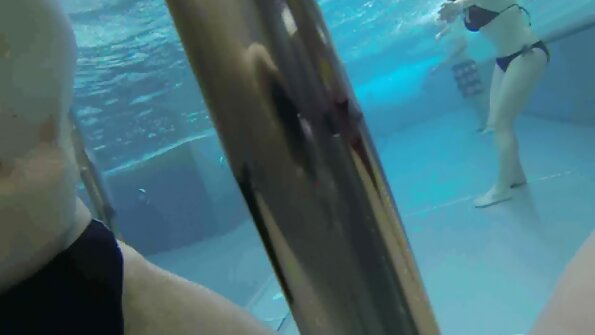 Uma vadia que curte quero assistir filme de sexo em português sexo anal fica no lençol, recebendo um grande pau