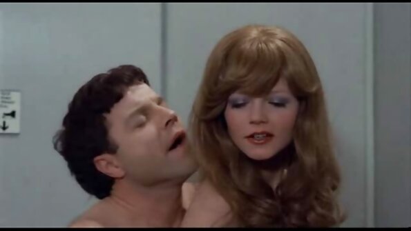 Duas garotas estão compartilhando um pau em um ménage filmes porno gratis portugues à trois e são fodidas analmente