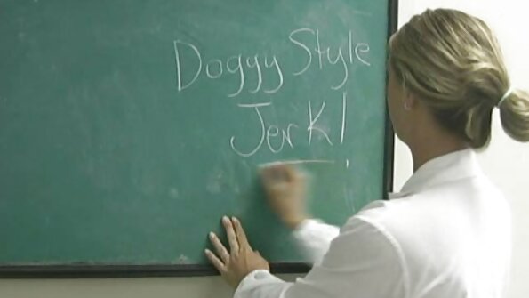 Uma cadela filmes pornográficos portugueses que adora montar pau está levando um pau na bunda