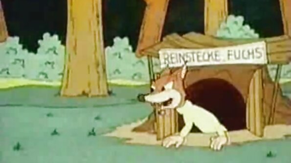 Uma loira que pega no filme pornô em português rabo apertado está tirando o biquíni