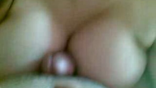 Uma coisa bonita com filme porno em português cabelo comprido está sendo fodida em um quarto em ruínas