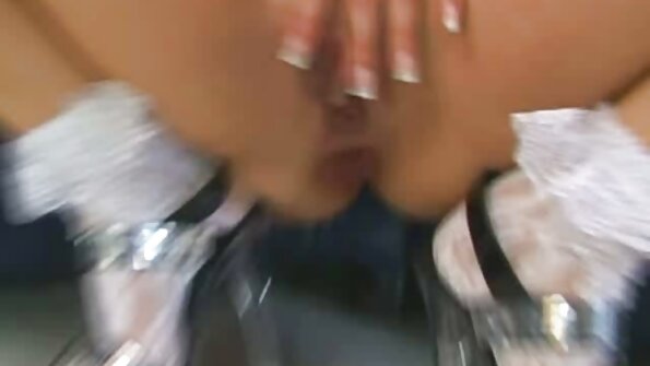 Uma loira está no sofá filme porno inglês e ela está engolindo a porra da cena