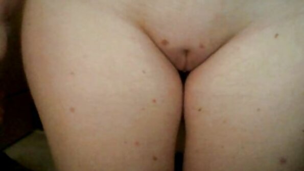 Uma amadora gostosa e adorável está abrindo vídeo pornô em português brasileiro as pernas para ser corcunda