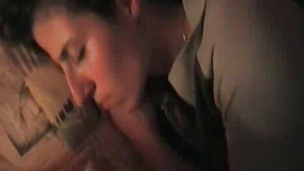 Uma mesa de massagem videos porno legendados em portugues é um lugar sobre o qual uma jovem loira está corcunda