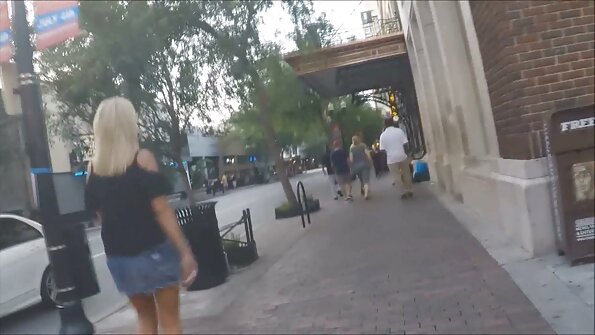 Grande touro musculoso quero assistir filme de pornô português brincando com duas caras bonitas de boneca ao mesmo tempo