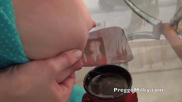 Mecânico filme pornô de português mal-educado punido por chefe lésbica e cliente sexy