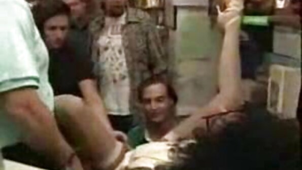 Uma mulher peituda com seios empinados sendo forçada ver filme pornô português a fazer um filme pov