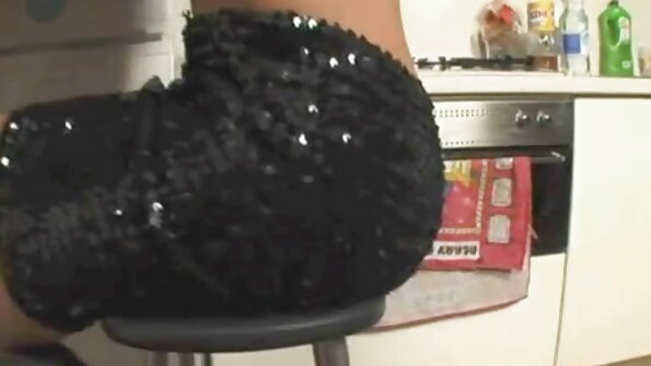 Uma garota de cabelos negros é vista cavalgando filmes pornográficos em português um grande mastro ereto nesta cena