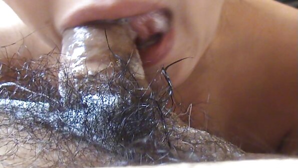 Senhora tatuada com um grande espólio cavalga tão quero filme pornô português bem em um espesso poste de carne