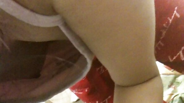 Uma garota de filme de pornô em português calça amarela está sendo fodida com força