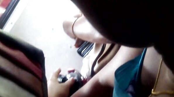 Lindo casal fazendo filmes pornográficos portugueses amor em uma grande cama branca como a neve