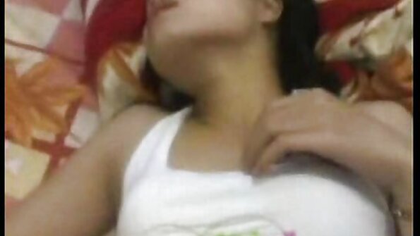 Uma filmes prono portugues morena com um corpo apertado está sendo fodida em sua boceta molhada