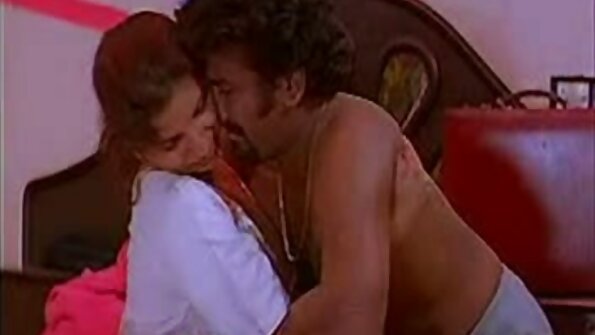 Um cara está beijando essa bunda bem filme porno em português apertada de putinhas na mesa